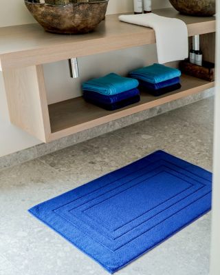 Koupelna jako z katalogu. Dolaďte ji stylovými předložkami a textilem....